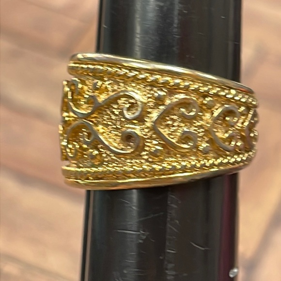 Beautiful Gold Band Ring - Picture 10 of 12